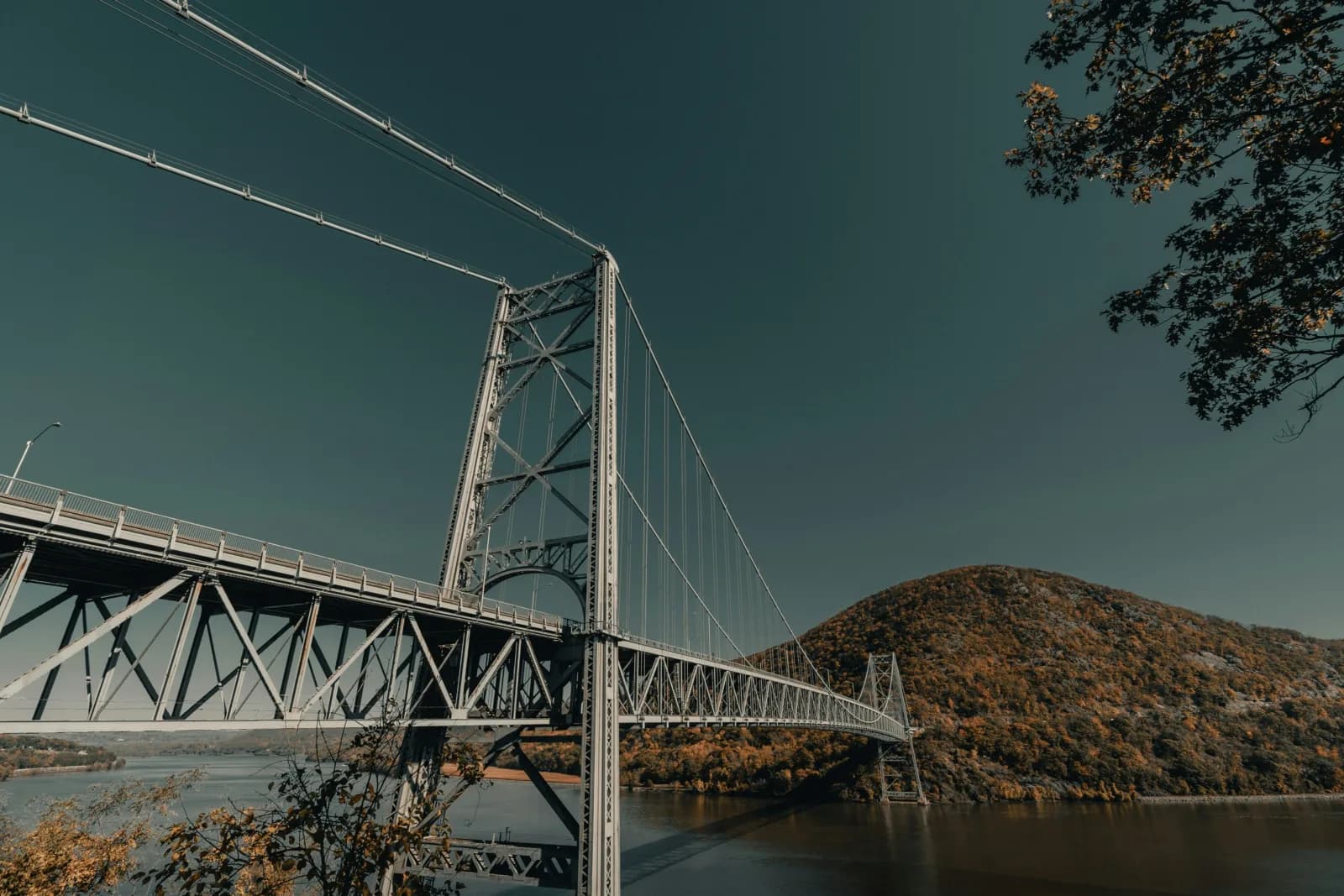 Maakt Agile Werken het 9-vlaksmodel overbodig? Agile Werken is niet meer weg te denken uit organisaties. De meeste (software-)ontwikkelingstrajecten vinden tegenwoordig plaats met methoden als Scrum en DevOps. Het grote succes hiervan heeft er toe geleid dat gepoogd wordt om deze methodes in te zetten voor wendbaarheid van de héle organisatie (business agility).
Maar hoe bereik je deze business agility? We leggen het uit aan de hand van de kernelementen van Agile Werken en een model dat velen al kennen: het Negenvlaksmodel (hierna afgekort naar ‘9-vlaksmodel’) van Rik Maes. Dit model geeft de samenhang weer tussen business en IT en wordt door vele organisaties gebruikt om de informatievoorziening te structureren en in te richten.