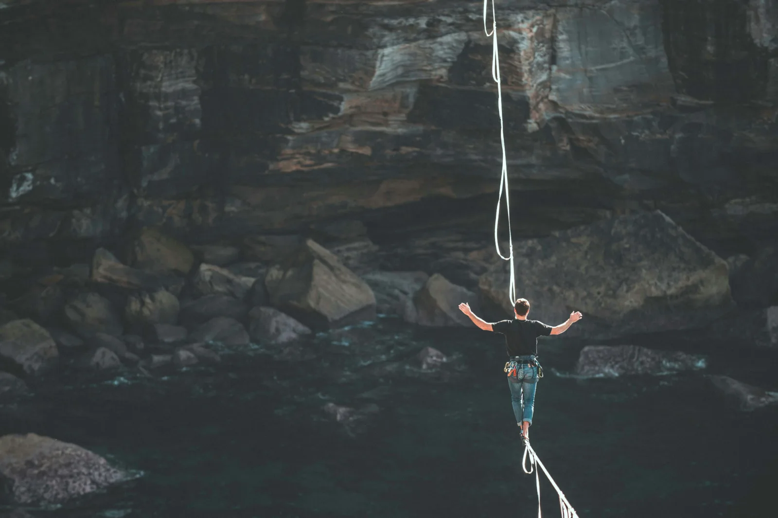 Loic leray f Cz Sf VI Ql VY unsplash Digitale transformaties brengen veranderingen met zich mee in technologie, bedrijfsmodellen en organisatiepraktijken. Ze zijn vaak complex en vereisen snelheid vanwege veranderende marktomstandigheden en technologische vooruitgang. Digitale transformaties brengen naast nieuwe mogelijkheden dus vaak ook nieuwe risico’s met zich mee. Deze moeten zorgvuldig worden gemanaged. In dit blog licht Geert Eggens toe hoe een evenwichtige risico benadering als succesfactor kan worden toegepast bij digitale transformaties, in balans met de innovaties of concurrentievoordelen die worden nagestreefd.