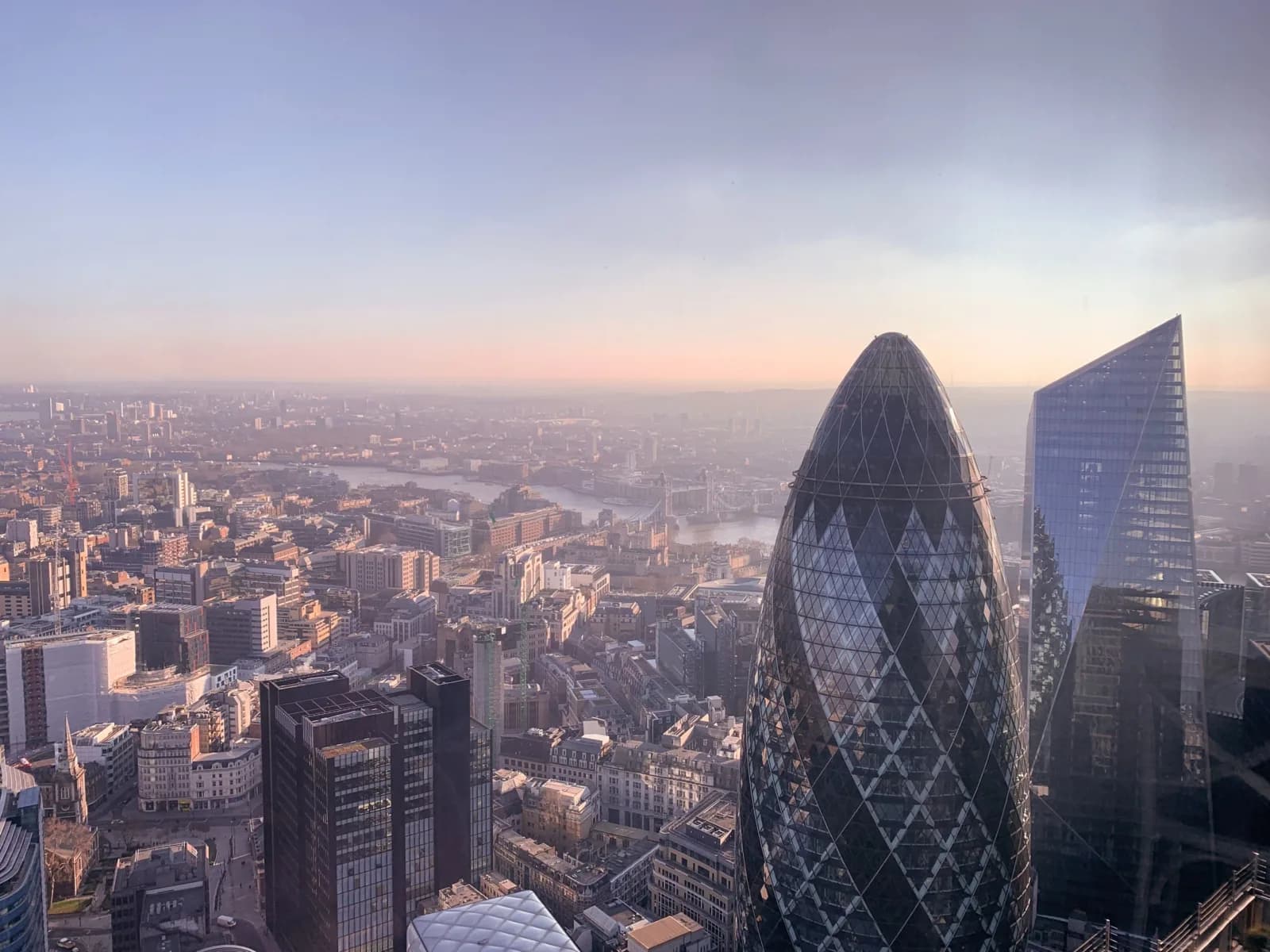 High buildings in corporate district Flexibele Organisatie, business agility, safe agile, agile transformatie, agile management