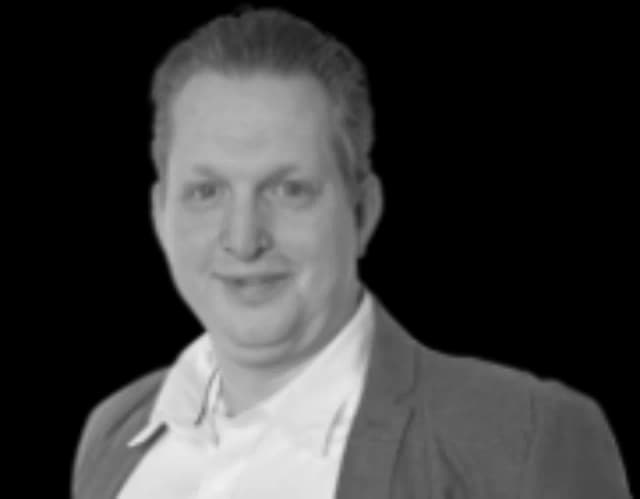 Dennis Peperkamp 300x500 1 290x435