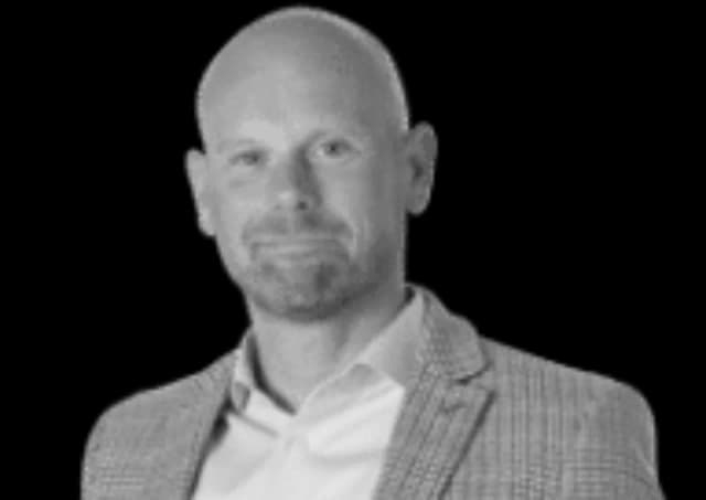 Michiel Pool 300x500 1 290x435